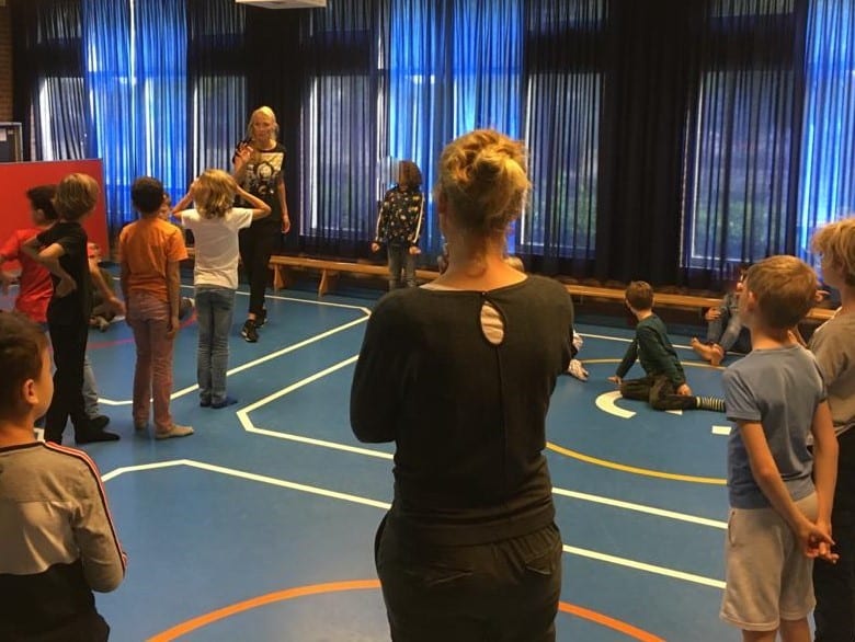 Groepsopstelling met kinderen in de speelzaal.