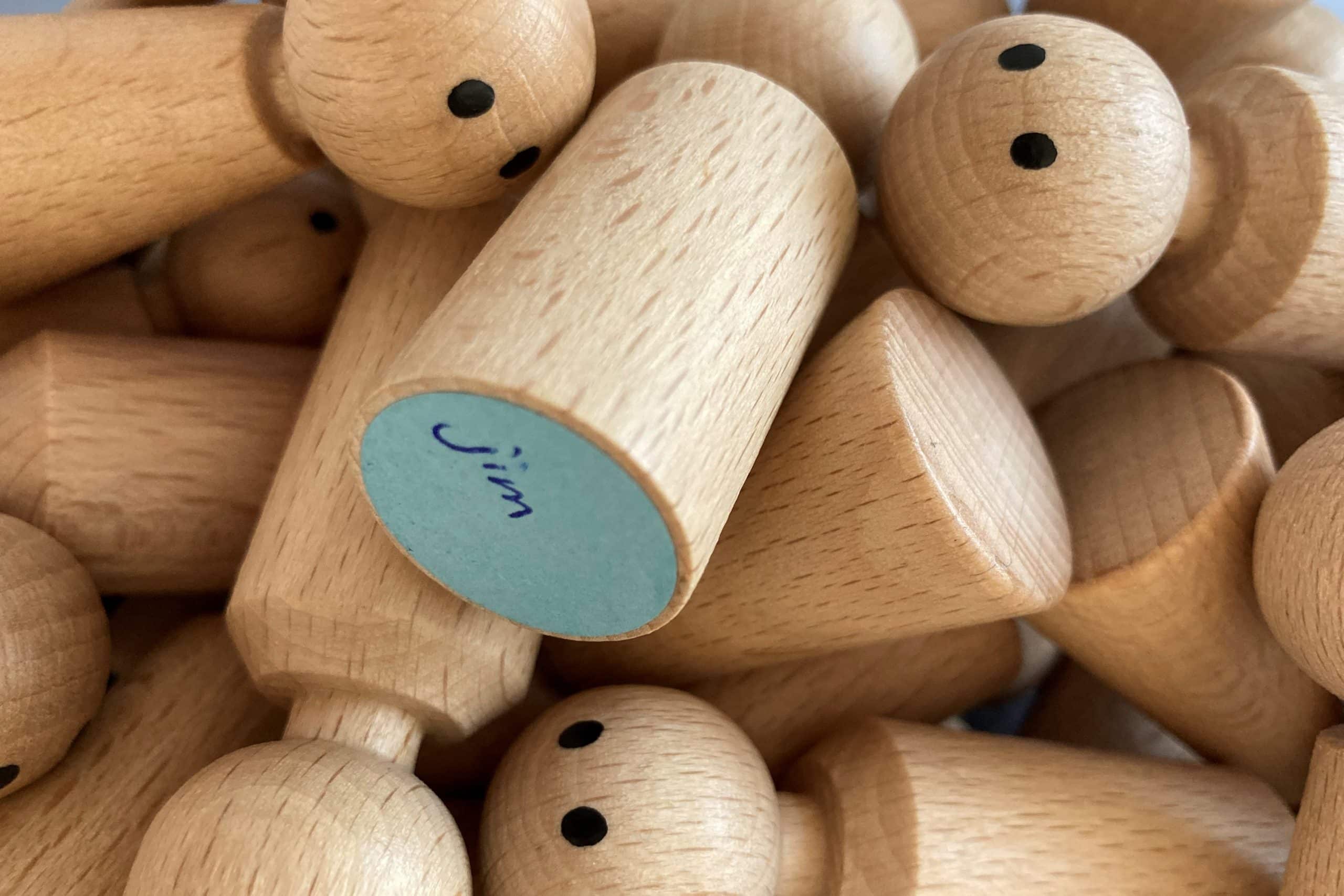 Kinderen plaatsen symbolisch hun poppetjes op tafel tijdens een Levend Sociogram, waarmee ze de onderlinge groepsdynamiek zichtbaar maken
