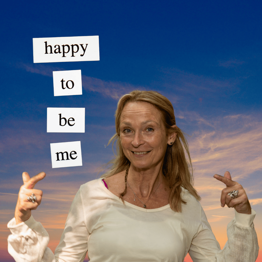 Vrouwen die samen hun handen in de lucht heffen. Een symbool voor verbondenheid, kracht en het vieren van ieders unieke godinnenkwaliteit tijdens de Godinnenkracht-workshop.