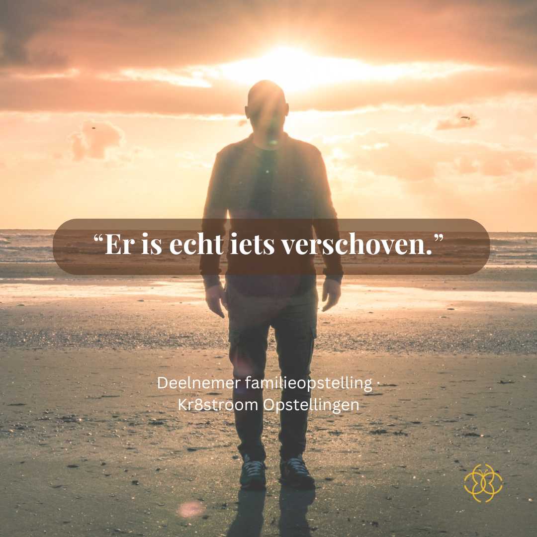 Silhouet van een man op het strand bij zonsondergang met de tekst “Er is echt iets verschoven.” en daaronder “Deelnemer familieopstelling – Kr8stroom Opstellingen”, met het Kr8stroom-logo rechtsonder.