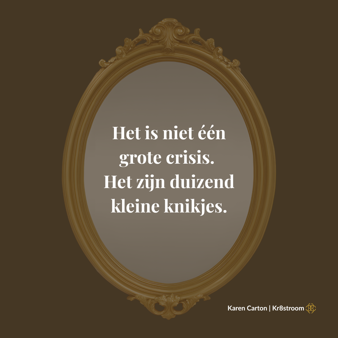 Gouden spiegel op donkere achtergrond met de tekst: Het is niet één grote crisis. Het zijn duizend kleine knikjes. Blog over automatisch ja zeggen door Karen Carton, Kr8stroom.