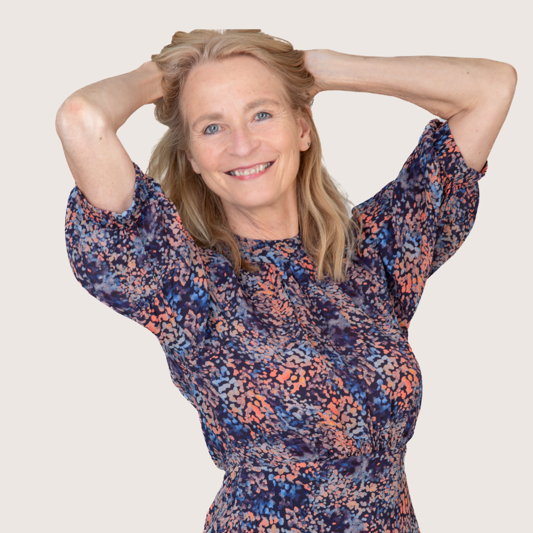 Karen Carton van Kr8stroom lacht ontspannen met haar handen in haar haar, als beeld bij vrijheid, eigenheid en leven vanuit je hele palet.